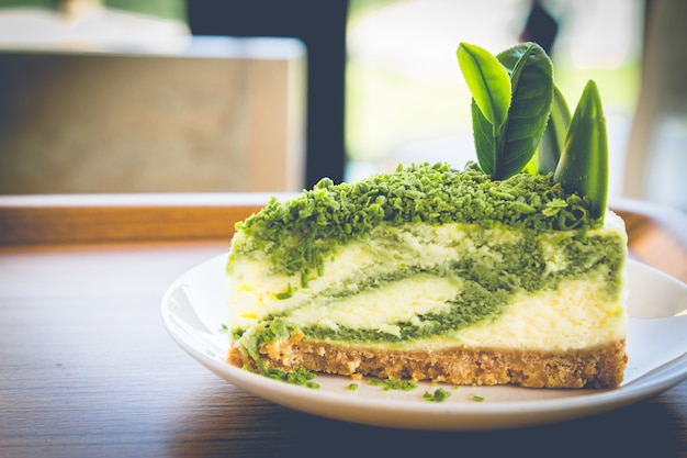 Foto pastel de queso de té verde en plato blanco