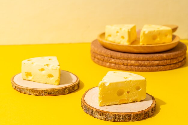 Foto pastel de queso de tom & jerry en placa de madera