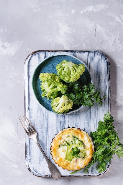 Foto pastel de quiche al horno con verduras