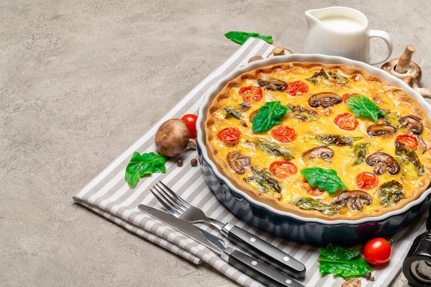 Pastel de quiche casero horneado en forma de cerámica para hornear