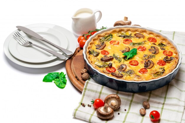 Pastel de quiche casero horneado en forma de cerámica para hornear