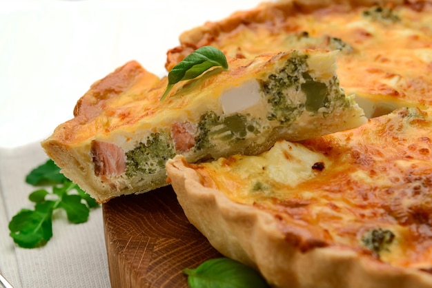 Pastel de quiche con salmón, espinacas y queso