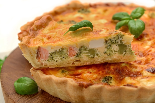 Pastel de quiche con salmón, espinacas y queso