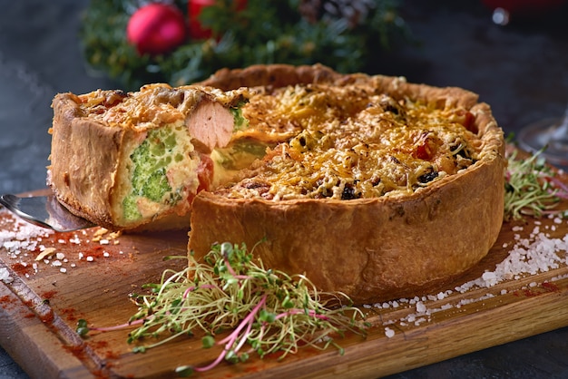 Pastel de quiches francesas con brócoli, queso y salmón.