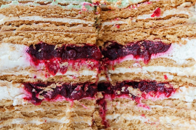 Foto un pastel con relleno de frambuesa y un relleno de frambuesa.