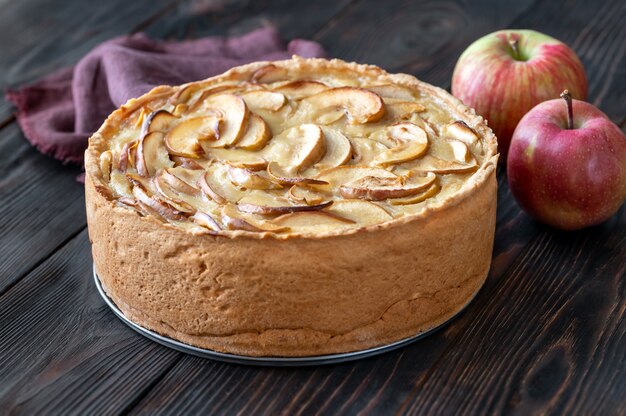 Foto pastel relleno de manzana en rodajas y queso crema