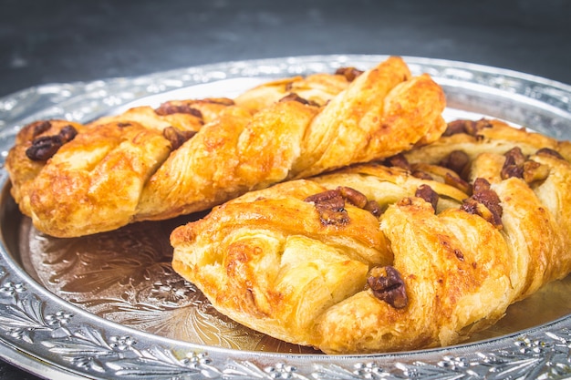 Foto pastel de repostería danesa con nueces y jarabe de arce