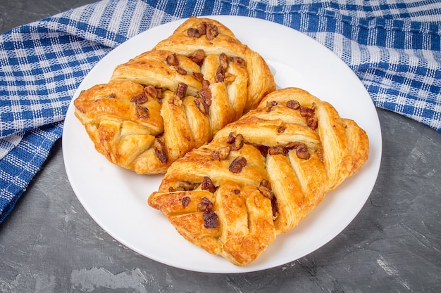 Pastel de repostería danesa con nueces y jarabe de arce