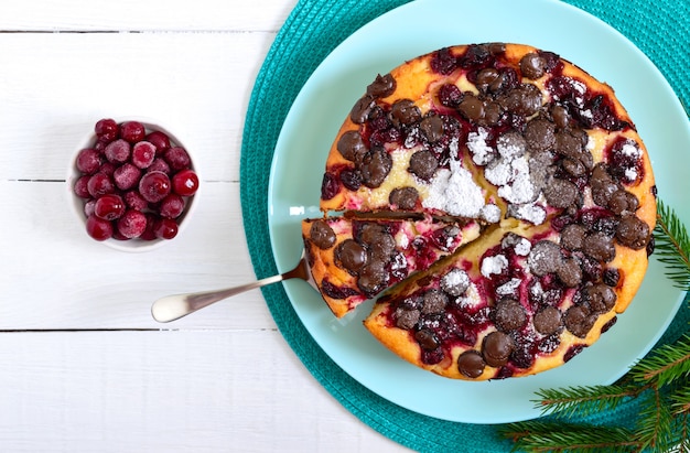 Pastel de requesón con cerezas y gotas de chocolate. La vista superior