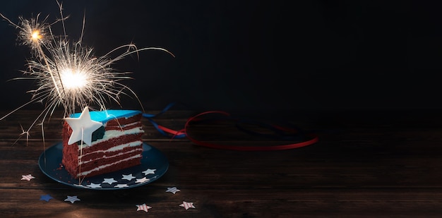 Pastel rojo, blanco y azul como la bandera de Estados Unidos para el Día de la Independencia o comida de fiesta temática de Estados Unidos, concepto del 4 de julio, bunner, de cerca.