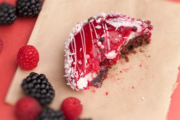 Un pastel rojo con un relleno blanco cremoso.