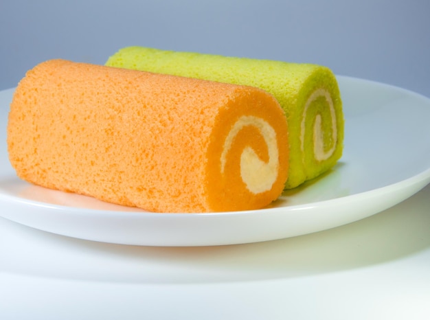 Foto pastel de rollo de pandan verde y sabor a naranja