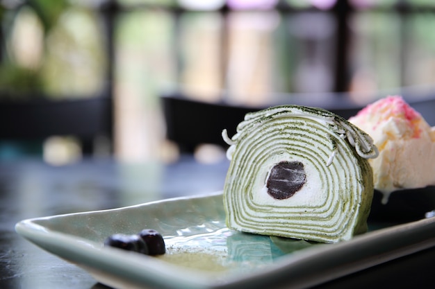 Pastel de rollo de té verde con helado