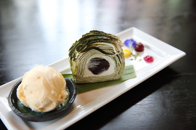 Pastel de rollo de té verde con helado