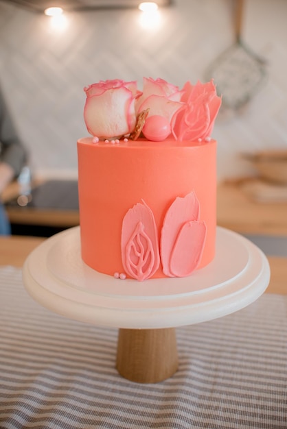 Pastel rosa con rosas y pétalos