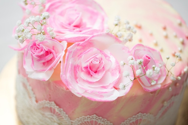 Pastel con rosas rosadas