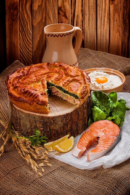 Pastel ruso de salmón y espinacas Plato tradicional