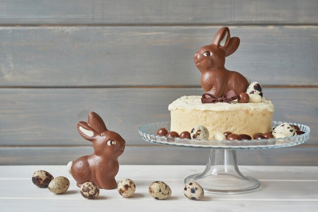 Pastel rústico de Pascua con conejitos de chocolate y huevos.