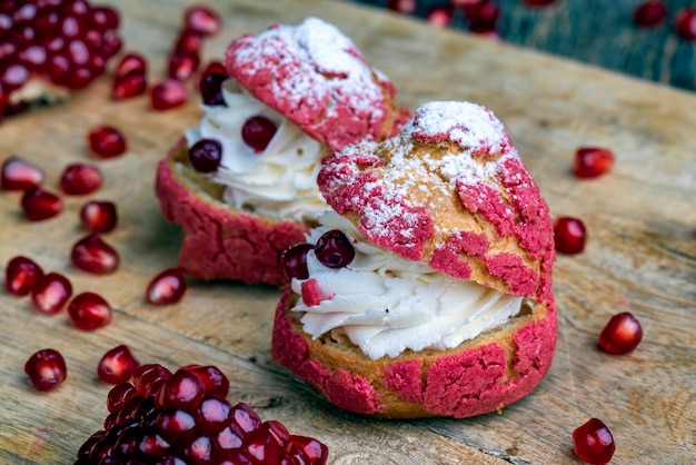 Pastel con sabor a arándano rojo con bayas de arándano y relleno cremoso de leche