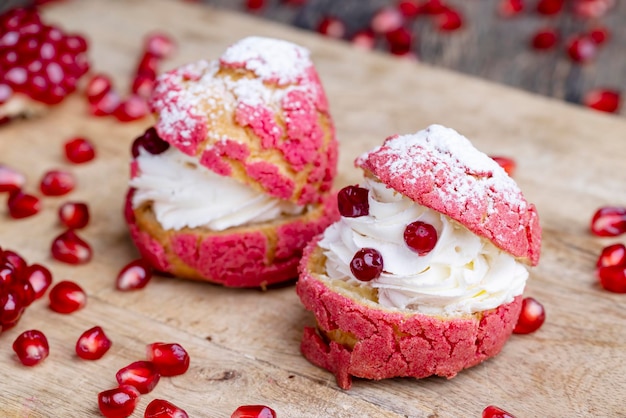 Pastel con sabor a arándano rojo con bayas de arándano y relleno cremoso de leche