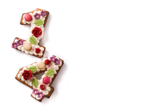 Pastel de San Valentín con el número 14 con flores.