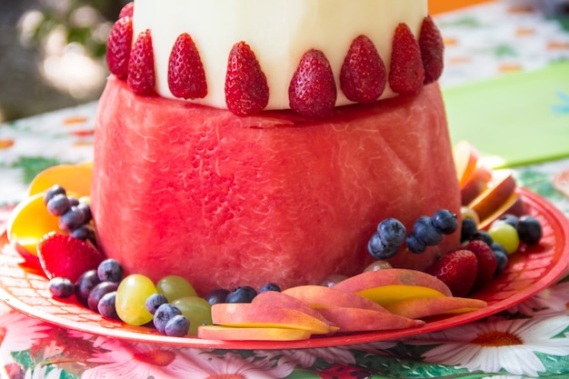 Pastel de sandía y melón decorado con frutas para bodas al aire libre