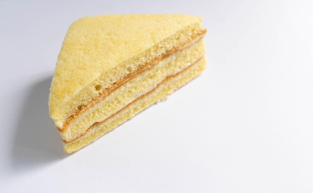 Pastel Sándwich Amarillo Con Relleno De Crema Blanca