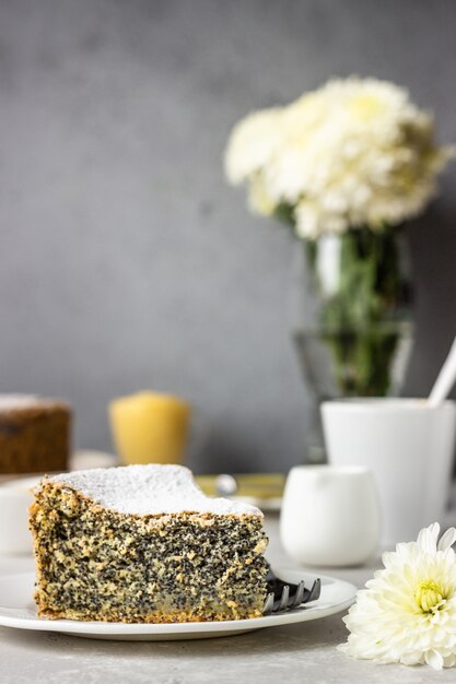 Pastel de semillas de amapola con azúcar en polvo