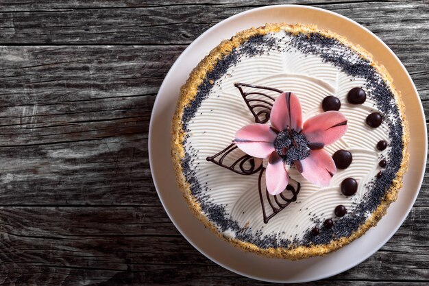 Pastel de semillas de amapola, nuez y pasas