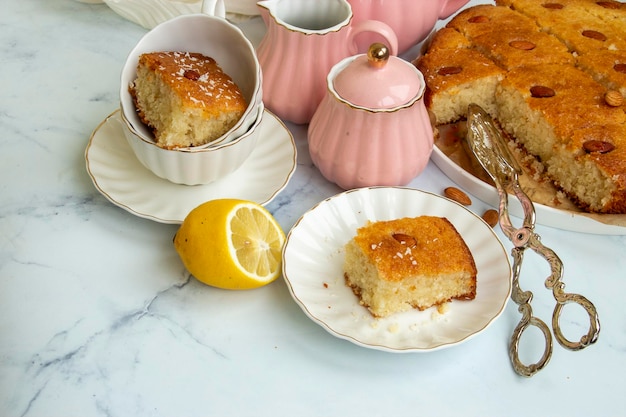 Pastel de sémola árabe tradicional basbousa o namoora con anacardos y jarabe Enfoque selectivo