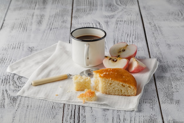 Pastel de sémola sobre una tabla para cortar. Mannik