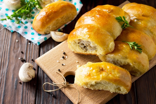 Pastel con setas y arroz en la mesa