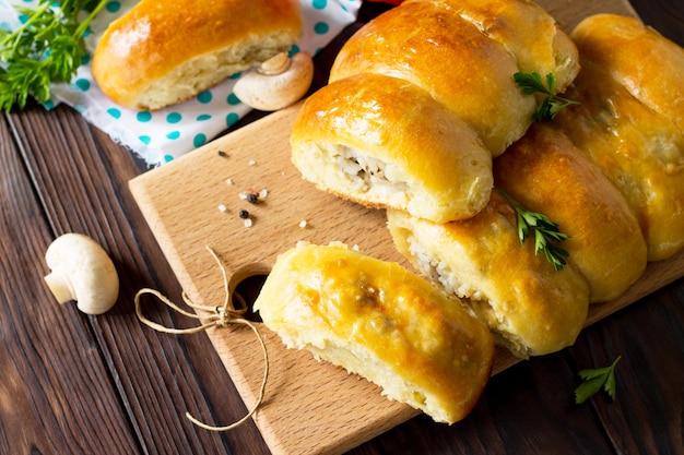 Pastel con setas y arroz en la mesa