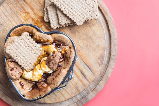 Pastel de Smores con fondo rojo chocolate