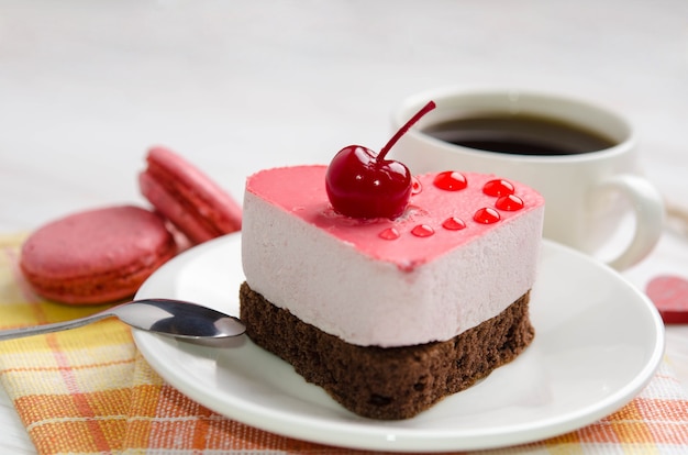 Pastel de soufflé con taza de café