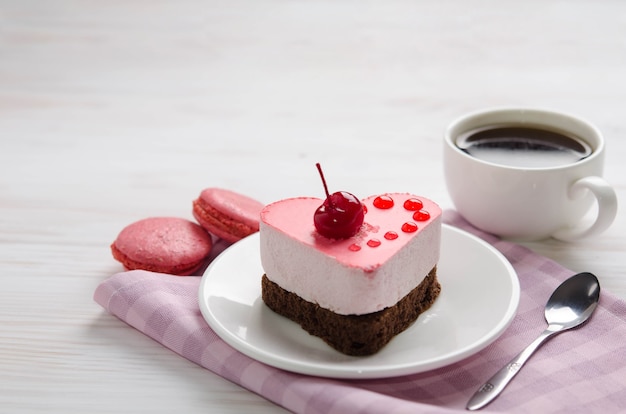 Pastel de soufflé con taza de café