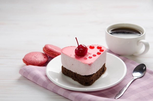 Pastel de soufflé con taza de café