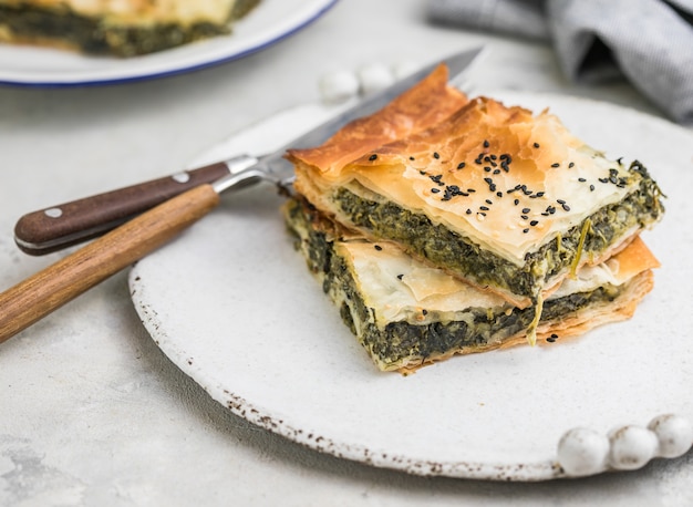 Pastel de spanakopita griego casero con espinacas orgánicas