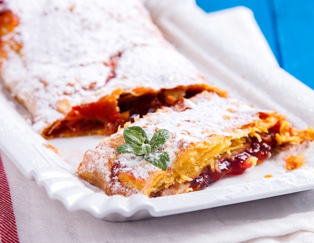 Pastel, Strudel Con Bayas Y Frutas