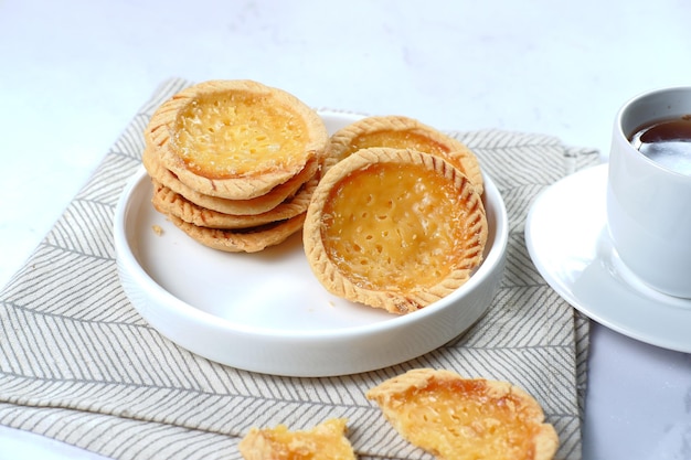 el pastel susu o las tartas de crema pastelera es un refrigerio popular de Bali, Indonesia.sobre fondo blanco