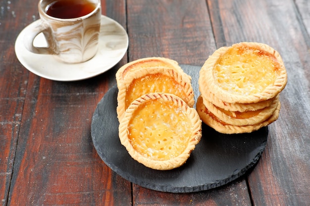 el pastel susu o las tartas de crema pastelera es un refrigerio popular de Bali, Indonesia.sobre fondo blanco