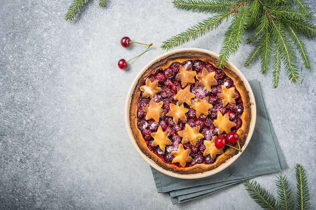 Pastel de tarta de cereza con cereza fresca.