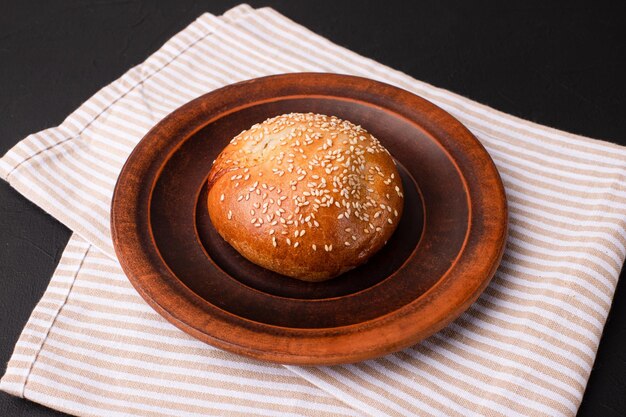 Pastel de tarta en una cocina georgiana de fondo negro