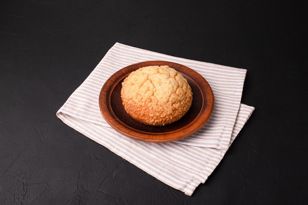 Pastel de tarta en una cocina georgiana de fondo negro