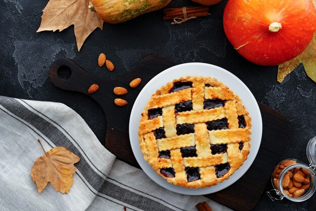 Pastel de tarta de frutos rojos y calabaza naranja