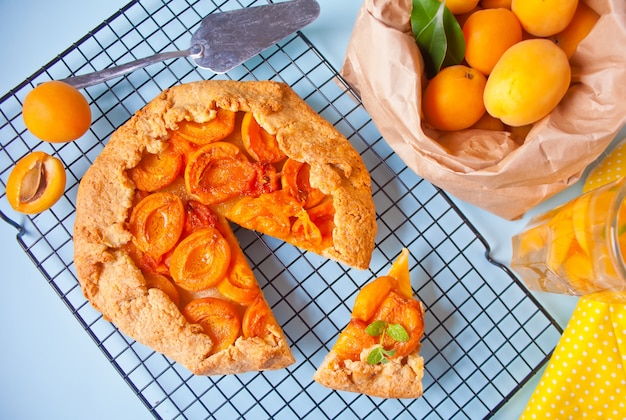 Pastel de tarta galette con albaricoques maduros frescos