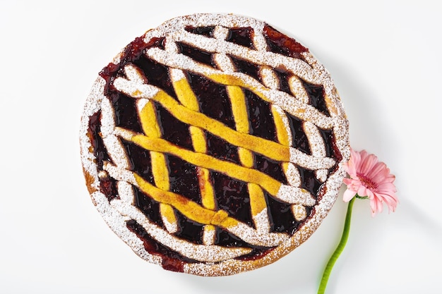 Pastel de tarta de Linz con decoración de fruta fresca en el blanco