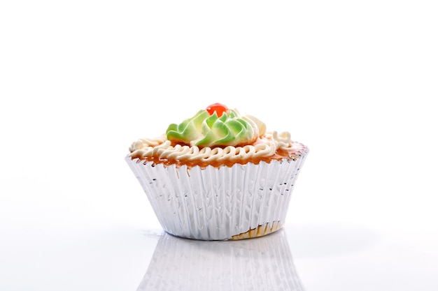 pastel de taza en blanco