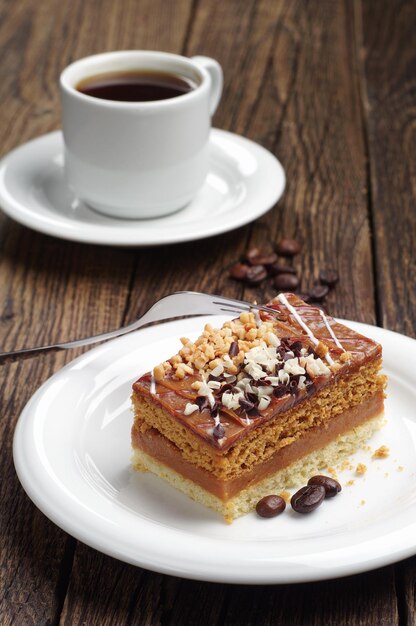 Pastel y taza de café en la mesa de madera