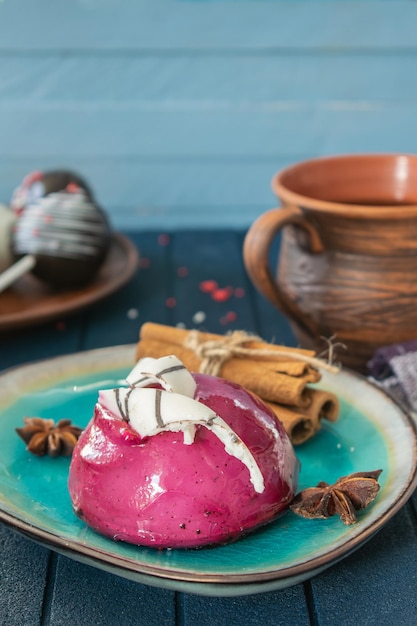 Pastel y una taza de café sobre un fondo de madera Postre para el espacio de copia de desayuno